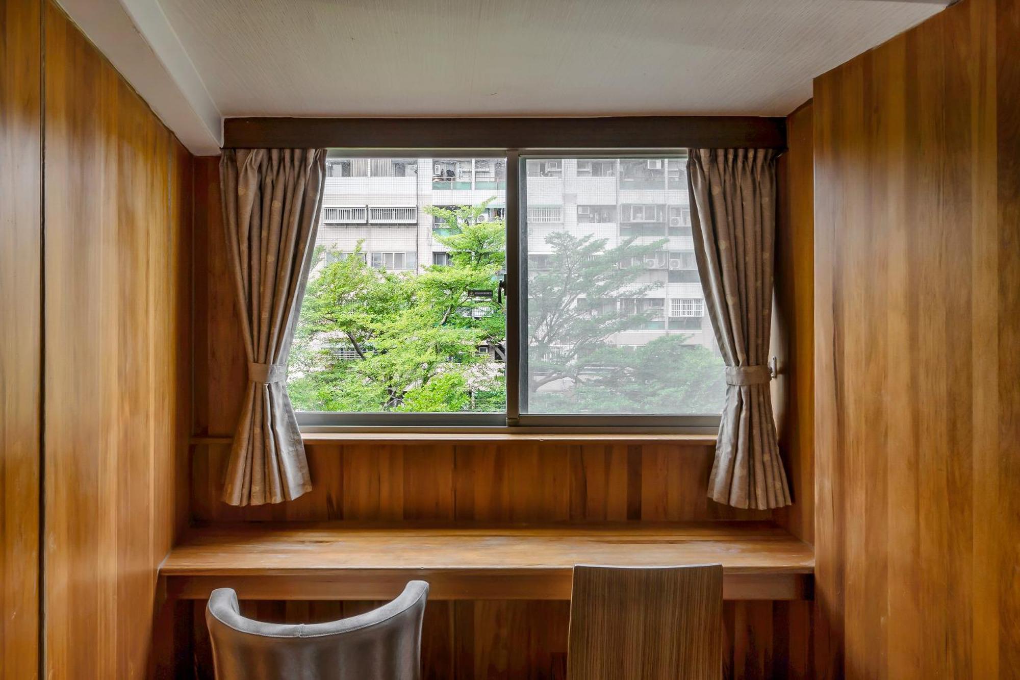 Check Inn Express Taichung Fengchia Exterior photo